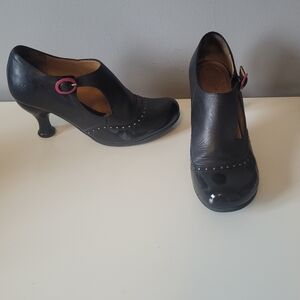 Fluevog Bellevue Ella Baker Brogued Heel With Cutout, GUC, Size 6